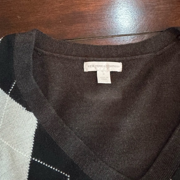 New York & Co Argyle V-Neck Sweater - Black & White Medium - Picture 7 of 9